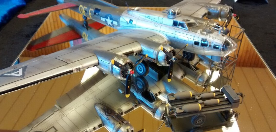 Eine Boeing B-17, aufgestellt auf einem Spiegel. Auch von unten eine Augenweide.