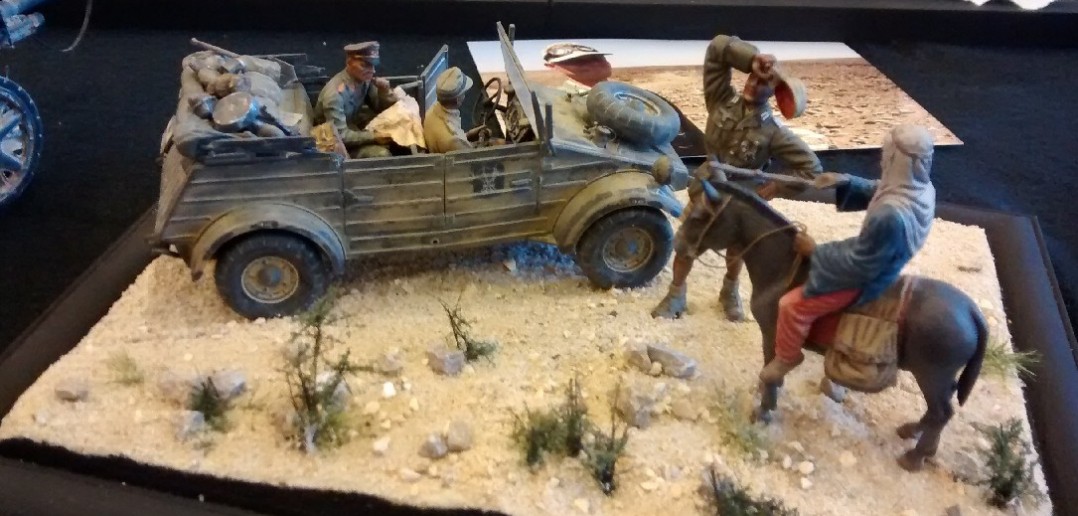 Diorama mit Kübelwagen und Beduine. Die Diskussion zur Frage nach der richtigen Route nach Bengasi-Süd entlang der Roillbahn war sicher spannend.