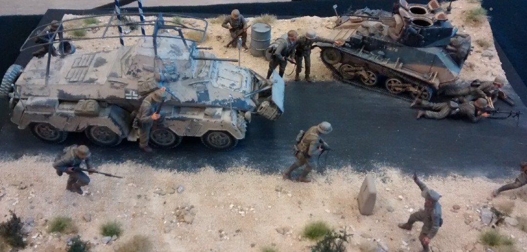 Szene an der Rollbahn zwischen Bengasi und Tripoli. Das Sd.Kfz.232 und ein abgeschossener Stuart.