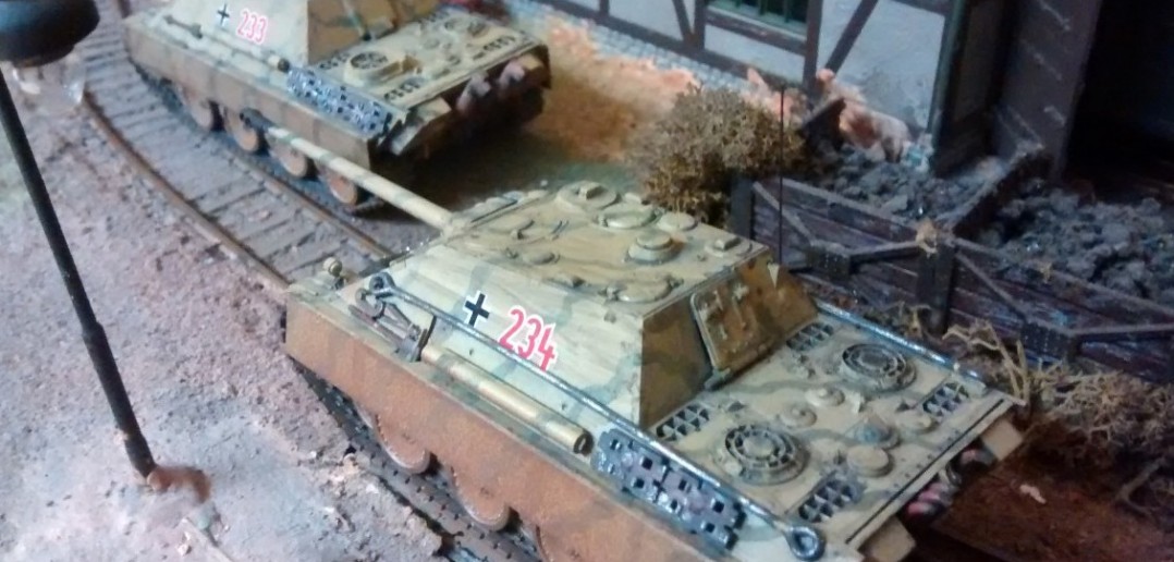 Die beiden Jagdpanther aus anderer Perspektive vor dem Lokschuppen.