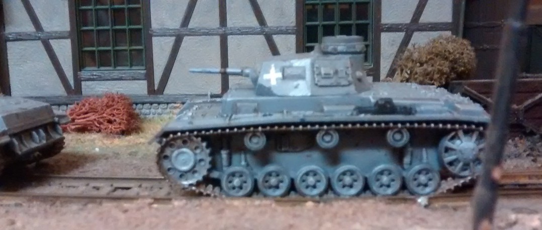 Panzer III vor Lokschuppen.