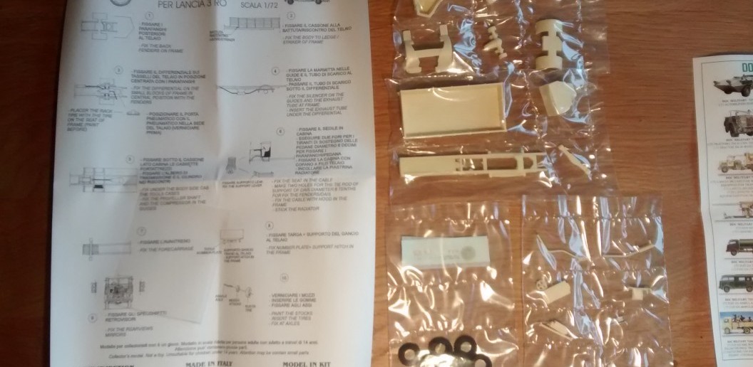 Unboxing the DOC Military 72300 LANCIA 3RO ... Alles recht übersichtlich. Die Komponenten wirken nur zerbrechlich. Eine erste Einsichtnahme ergab stabile Einzelteile mit ausreichend Masse.