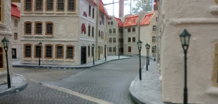 Hinter dem Hafenviertel von Saint-Aubin-Sur-Mer liegen die engen Gevierte der Altstadt. Wie es sich im ersten Table-Top-Spiel im "Behind-Omaha"-System auf der Modellbauausstellung in Gelnhausen gezeigt hat, bereiten die engen Gassen und Straßen den "anstürmenden Kanadiern" Schwierigkeiten. Der Spieler der deutschen Truppe kann hier mühelos verteidigen.