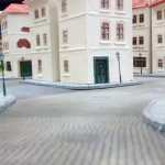 Zum Hinterland hin werden die Straßen breiter, die Bebauung der Vorstadt offener. Für die beiden Table-Top-Spieler bedeutet die errichtete Stadt hochkonzentriertes Spiel. Nur wenige Straßen führen vom Strand über die Uferpromenade durch Alt- und Vorstadt von Saint-Aubin-Sur-Mer ins Hinterland hin zum Missionsziel der "Kanadier", nämlich dem Schloss "Le Chateau Tailleville", dem früheren Gefechtsstand des Stabs des II. Bataillons des Grenadier-Regiments 736, dessen 5. Kompanie an der Uferpromenade das Widerstandnest WN 27 mit der 50mm-Pak besetzte.