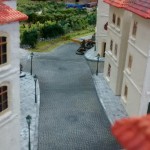 Aus dieser Perspektive erkennt man etwas besser die Dimensionen der Bebauung. Nebenbei: die etwa 90 Häuser in Saint-Aubin-Sur-Mer wurden dreigeschossig ausgelegt. Die Häuser der Altstadt besitzen oft noch ein ausgeprägtes Dachgeschoss, so dass die Vorstadt nicht nur großzügiger sondern auch weniger hoch bebaut wirkt.