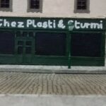 Bienvenu chez Plasti & Sturmi. Die beiden Schöpfer des Dioramas "Saint-Aubin-Sur-Mer" haben sich erlaubt, sich an der Strandpromenade mit einem Bistro zu verewigen. Immer herein mit den Gästen. Bei Plasti & Sturmi ist man willkommen und auf den Pastis muss man nie lange warten.