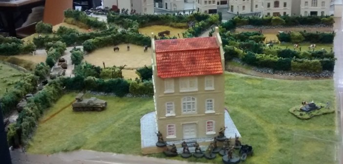 Das Schloss "Le Chateau Tailleville". Auch hier geht ein Trupp des Spieler der deutschen Seite in Stellung. Der im Schlamm versunkene Panzer I ganz rechts ist mehr als Dekoration anzusehen.