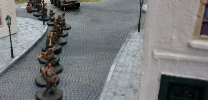 Hier der 10er-Trupp im Detail. Weitere Fahrzeuge wir ein Panzerspähwagen Sd.Kfz. 234 und ein Sd.Kfz.251 mit angehängtem leichten Infanteriegseschütz 18 folgen dem Trupp.