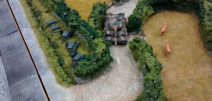 Die Wege durch die Bocage sind eng und verschlungen. Der Tiger-Panzer schafft es mit Mühe. Links im Bild weitere Reserven an Goliath-Kampfmitteln des Spielers der deutschen Seite.