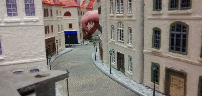 Die Hand macht es deutlich: das Spiel ist im Gange und die Spieler rücken auf einander zu. Hier ist es die "Rue Des Bains", welche direkt zum Strand führt und die für den Vormarsch des Spielers der deutschen Seite gewählt wurde.