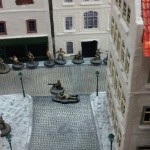 Abschließend ein Bild einer Spielszene in der Altstadt von Saint-Aubin-Sur-Mer. Von vorne unten kommen die "Rue Du Tigre". Der Vormarsch führt die Spielfiguren des Spielers der alliierten Seite durch die "Rue Bellengers"