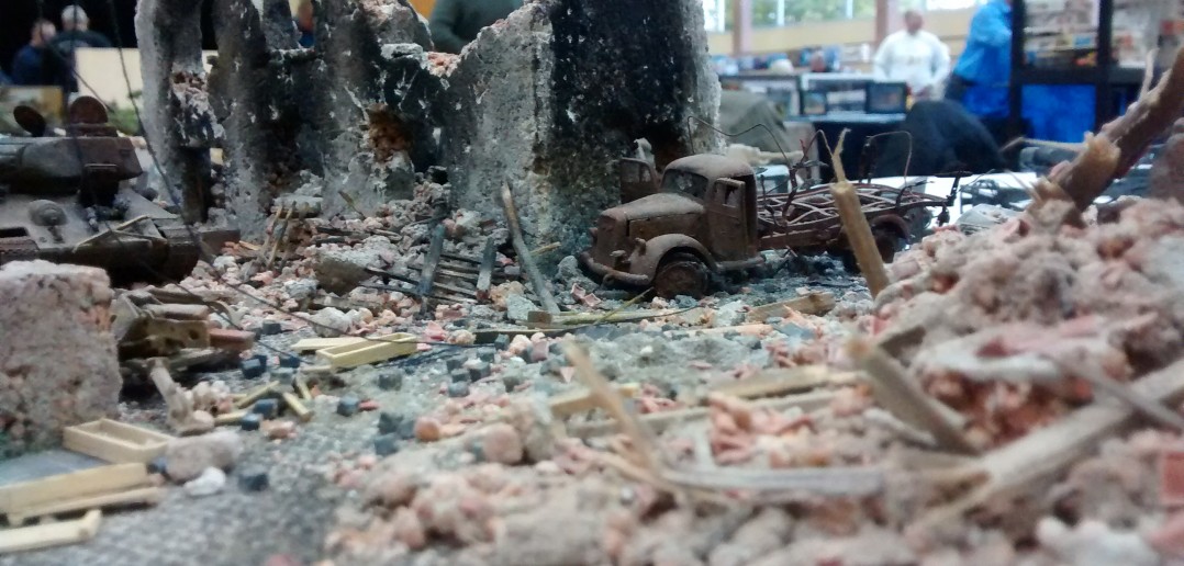 Ein Diorama, in dessen Trümmern ein Lkw und ein T-34/85 ihr Ende fanden.