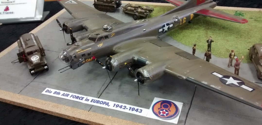 Boeing B-17 Flying-Fortress "Chow-Hound" auf Flugplatz-Diorama