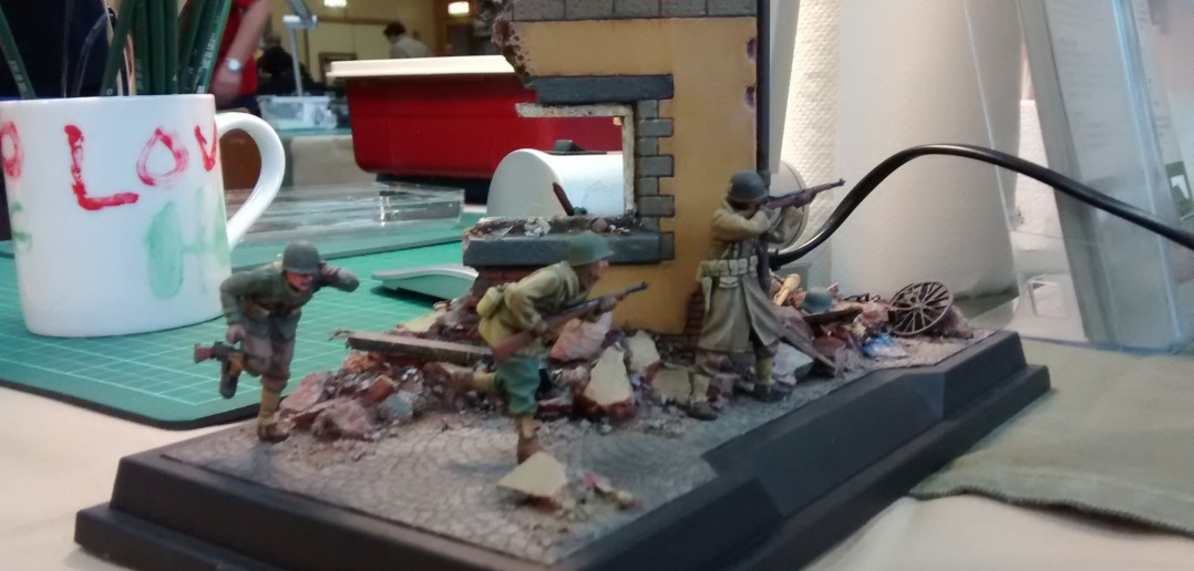 Diorama Trupp US-Soldaten an einer Hausecke irgendwo in der Normandie