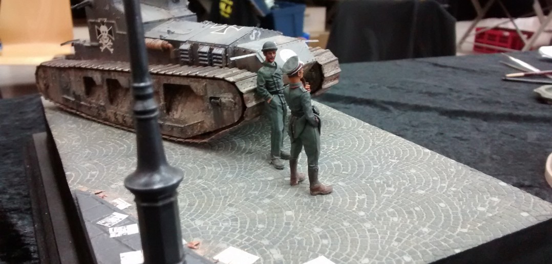 Schickes Diorama mit britischem Kavallerie-Panzer Medium-Tank Mark-A "Whippet" in deutschen Diensten. Ganz vorne ein recht stolzer Offizier.