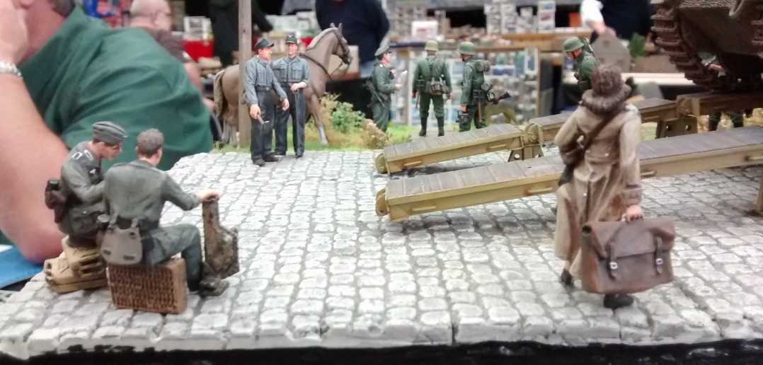Diorama "Flüchtlingstreck passiert Wehrmachtstross"