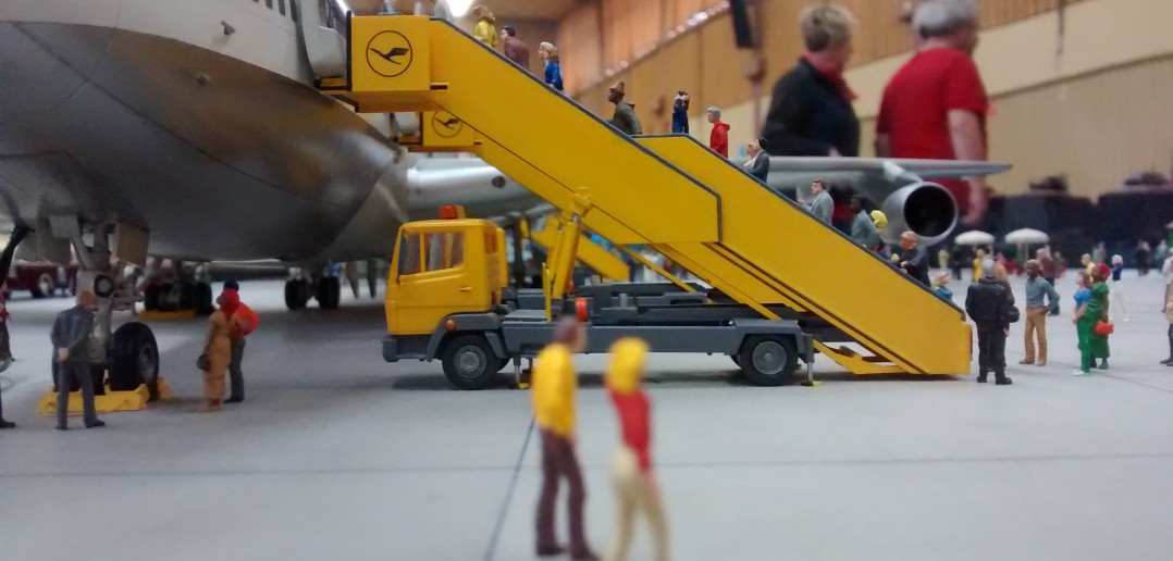 Gigantischer Dioramenbau: Riesiges Flughafen-Diorama unter Glaskuppel