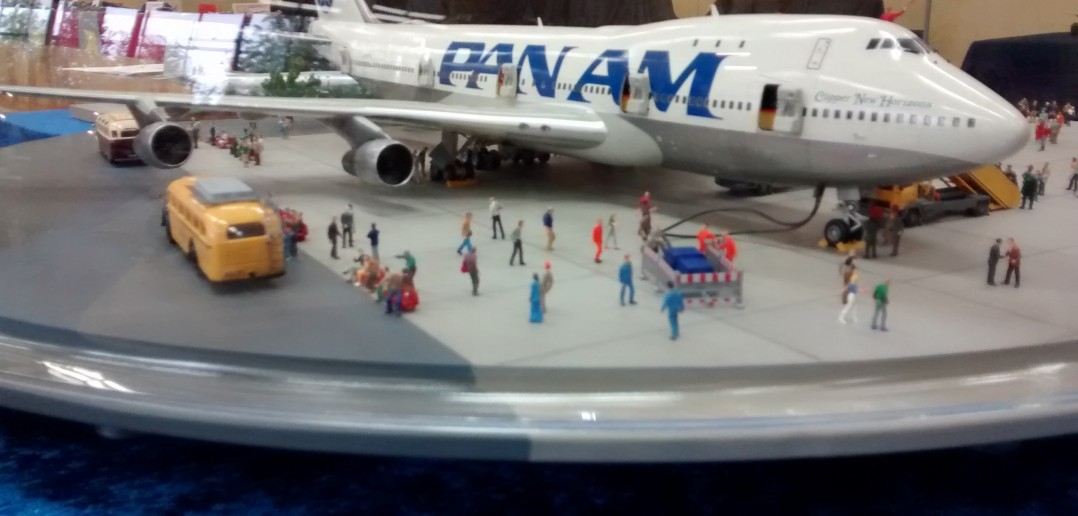 Dioramenbau: Flughafen-Diorama unter riesiger Glaskuppel