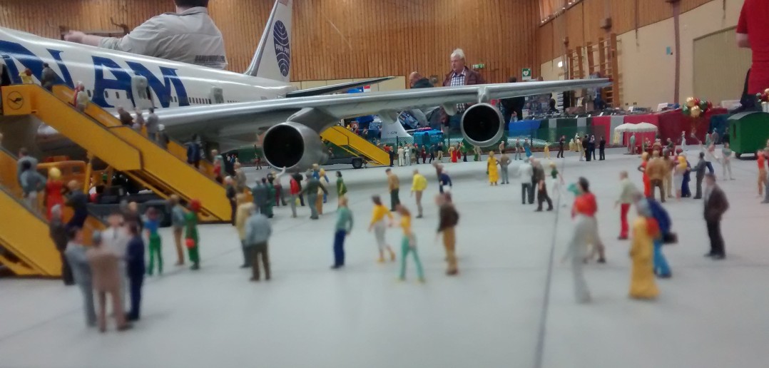 Dioramenbau: Flughafen-Diorama unter riesiger Glaskuppel