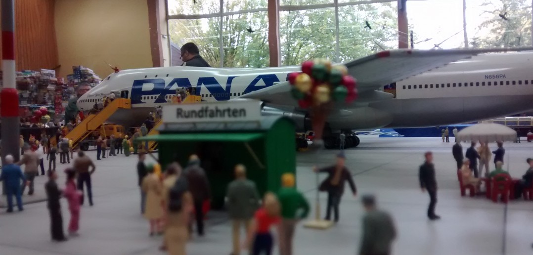 Dioramenbau: Flughafen-Diorama unter riesiger Glaskuppel