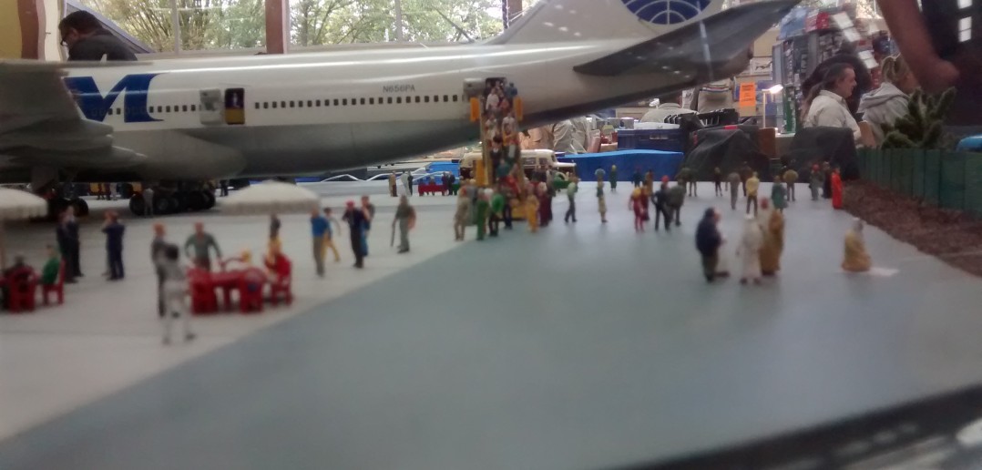 Dioramenbau: Flughafen-Diorama unter riesiger Glaskuppel