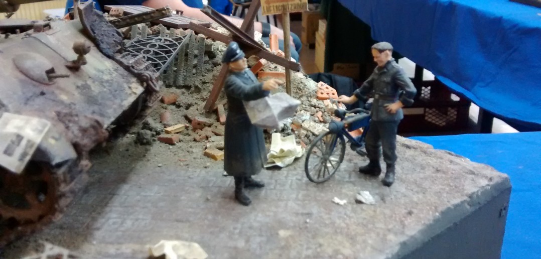 Diorama 1945, Melder