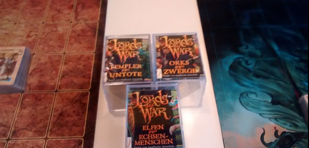 Drei Boxen Karten des Lords-of-War Trading-Card-Game.