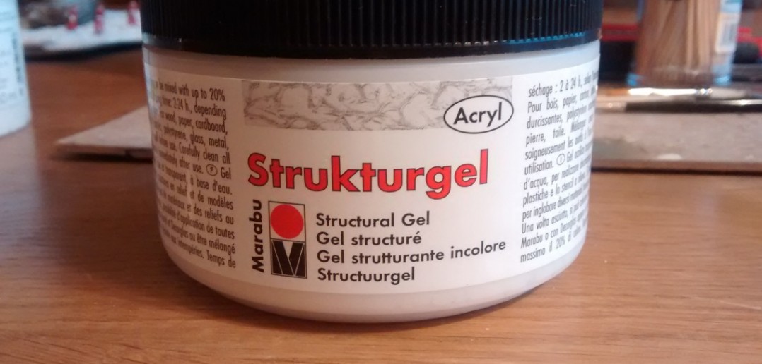 Das Marabu Acryl-Strukturgel zum Nivellieren der etwas unruhigen Oberfläche.