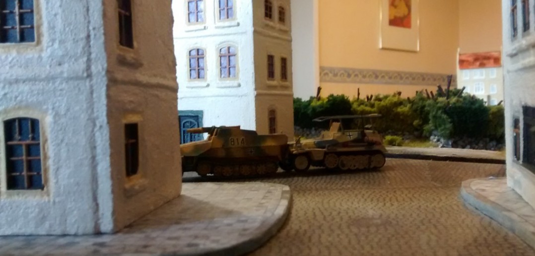 Im Vergleich zu anderen Behind-Omaha-Spielen nehmen dieses Mal sehr viele Halbketten-Fahrzeuge am Spiel Teil. Sonst erkennt man mehr die Vorliebe der "Gentleman-Gamer" für Jagdpanther, Hetzer, ISU und Pershing. Schön für diesen Spieltag: die gemischten und vor allem nur mittelschweren Fahrzeuge machten das Spiel abwechslungsreich und massiv spaßhaltig.