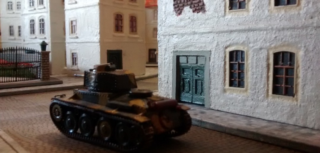 Der Panzer 38(t) auf dem Weg durch das Labyrinth der Gässchen und Gassen. Saint-Aubin-Sur-Mer ist eben ein alter Badeort, der noch keine moderne Verkehrsplanung kannte.