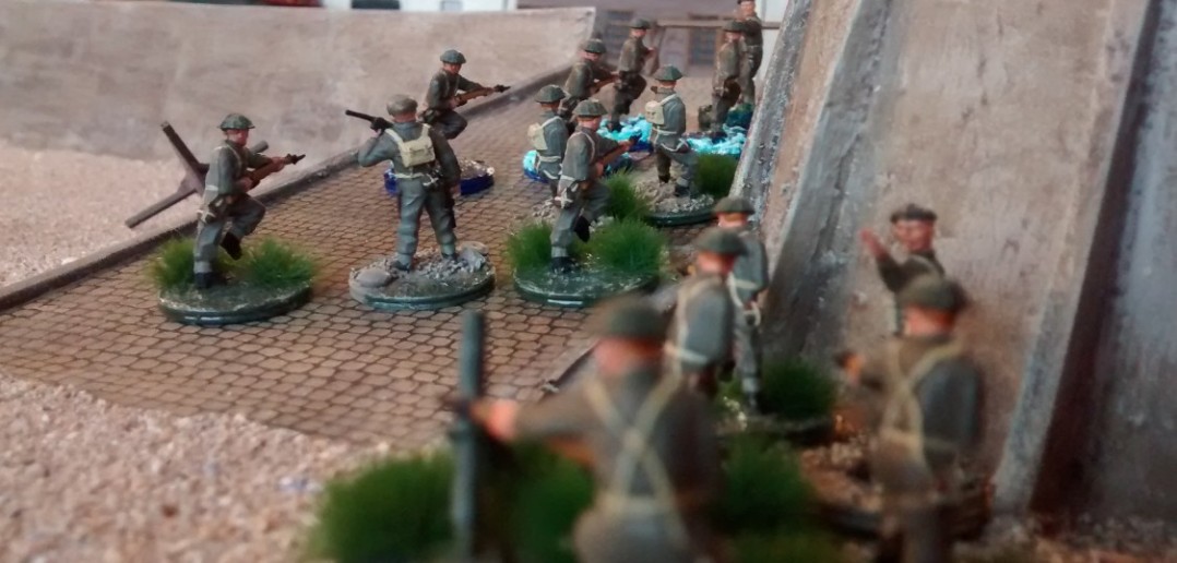 Mit von der Partie "The Queen's Own Mörserleins". Mit den stürmenden Infanteristen kommt gleich die Artillerie des kleinen Mannes nach. Dies wurde von den deutschen Spielern völlig unterschätzt. Gerade von der Rampenseite sollten viele folgenschwere Treffer platziert werden.