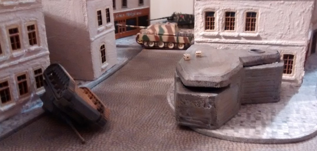 Der Jagdpanther und das Nashorn kümmern sich um einen vorwitzigen kanadischen Infanterietrupp auf der linken Flanke. Schon bemerkt? Die deutschen Panzers stehen jetzt weiter in der Innenstadt als noch kürzlich. Ja, die Kanadier haben Boden gut gemacht.