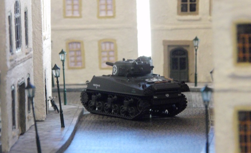 Ein Sherman auf dem Weg durch die Innenstadt,