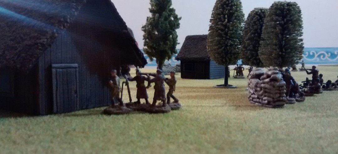 Der russische Spieler verteidigt seine Artilleriestellung mit zwei 10er-Trupps Infanterie. Diese verfügen über je einen schweren Mörser und...