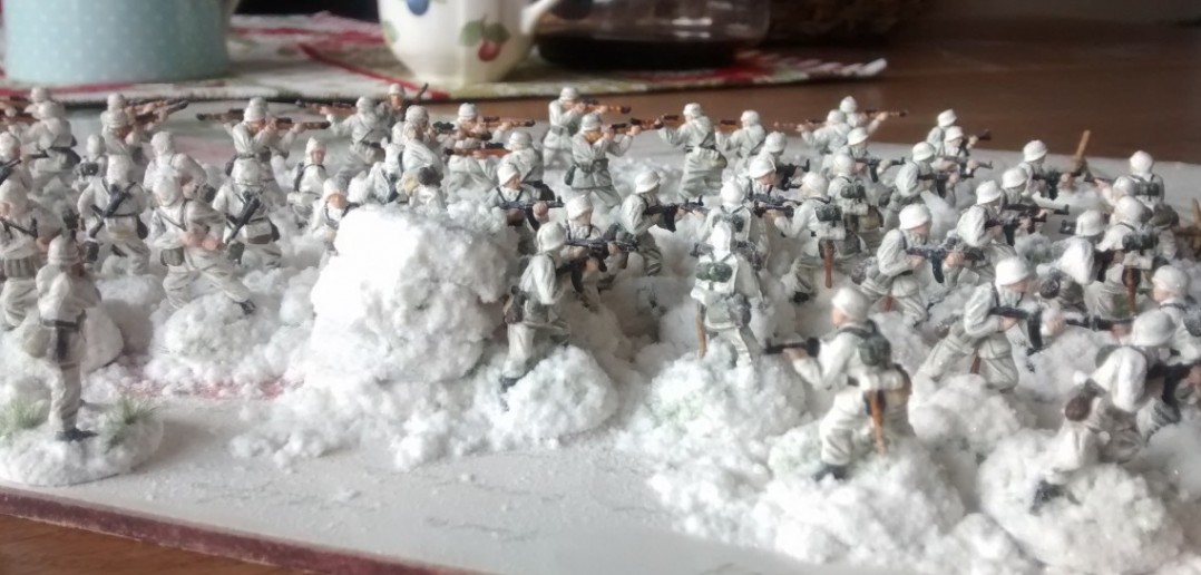 Hier ist die Base-Gestaltung bereits abgeschlossen und die Truppe ist in ein fettes NOCH-Schneegstöber heüllt.