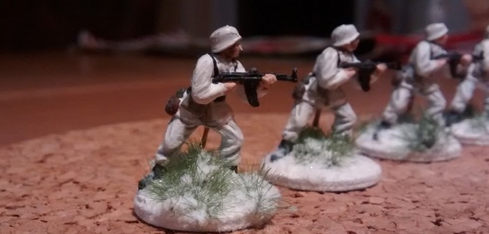 Die Panzergrenadiere in Winterbekleidung. Die erhabenen Stellen wurden einem gezielten Aufhellen mit weißer Farbe unterzogen.