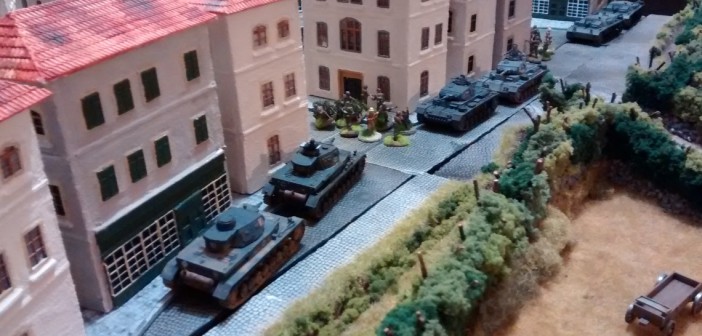 Im Zentrum bauen sich Panzer III und Panzer IV auf. Rechts außen erkennt man die Sturmgeschütze StuG III. Die Infanterie konzentriert sich im Zentrum und auf dem rechten Flügel.