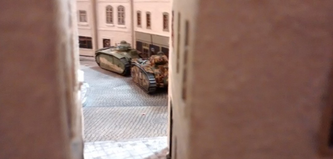 In einer der gewundenen Seitenstraßen stehen zwei weitere schwere Renault Char B1. Diese stehen nahe der Stadtgrenze. Hier darf mit Feindkontakt gerechnet werden.