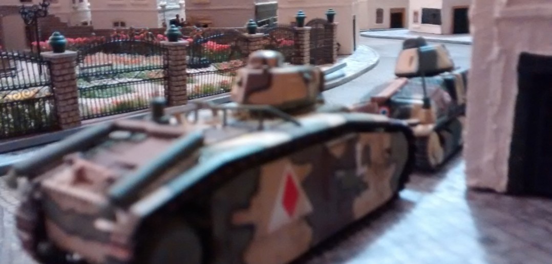 Die Einfallstraße der kleinen französischen Stadt haben die Panzerkommandanten stets im Blick.