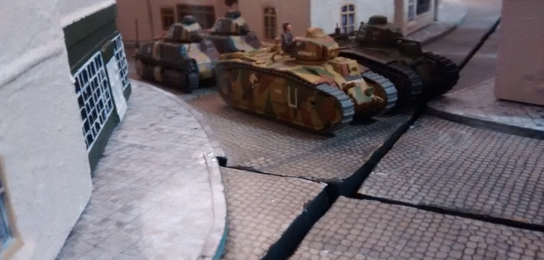 Wenngleich in respektvoller Entfernung, so stellen sich die Franzosen in "konzentrierter Form" auf. zwei schwere und zwei leichte Panzer im Zentrum. "Ou sont Les Boches, Schleuh, Fritz?"