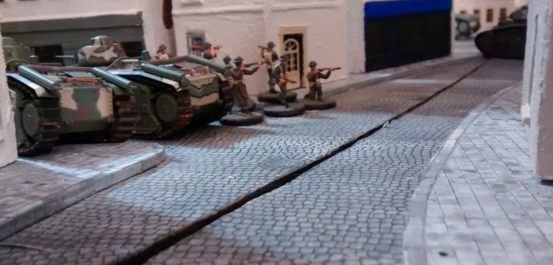 Auch auf dem linken französischen Flügel tut sich was. Drei Renault Char B1 biegen in die Seitenstraße ein. Monsieur Le GÃ©nÃ©ral de CanapÃ© LeSturmi ist nicht von Zurückhaltung geplagt! Oui! C'est vrais!