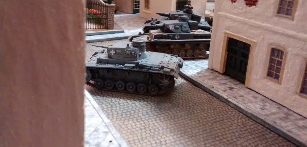 Sofageneral StoI lässt sich von soviel französischem Patriotismus nicht beeindrucken. Er zieht seine Panzer III und Panzer IV nach vorne. der Sturmi soll ihn schon kennenlernen.