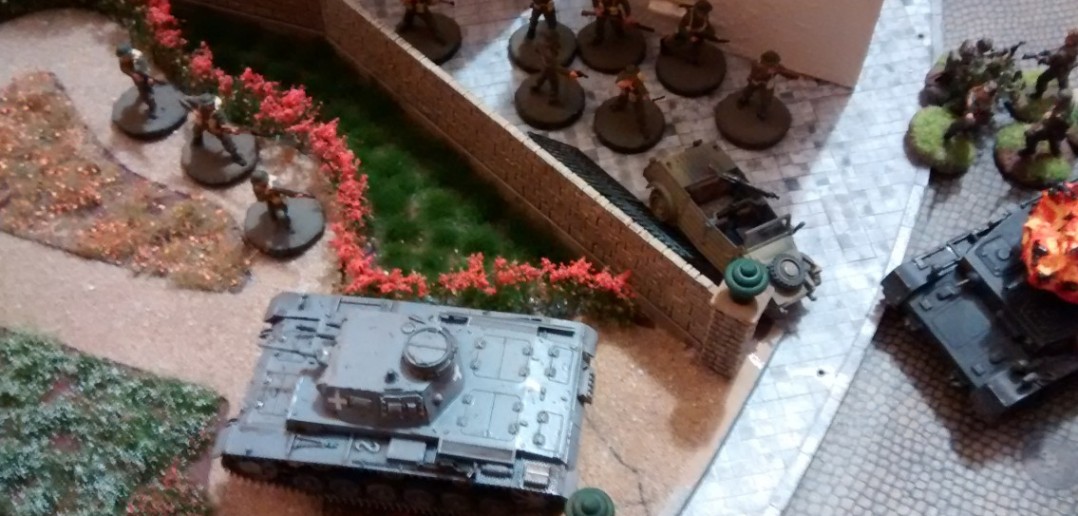 Gegenangriff der Grande ArmÃ©e! Der 10er-Trupp sprintet. Und dann? Er verteilt Haftladungen. Der Panzer III bekommt eine ab. Der angeschlagene Panzer IV auch. Die Grenadiere werden unter Feuer genommen.
