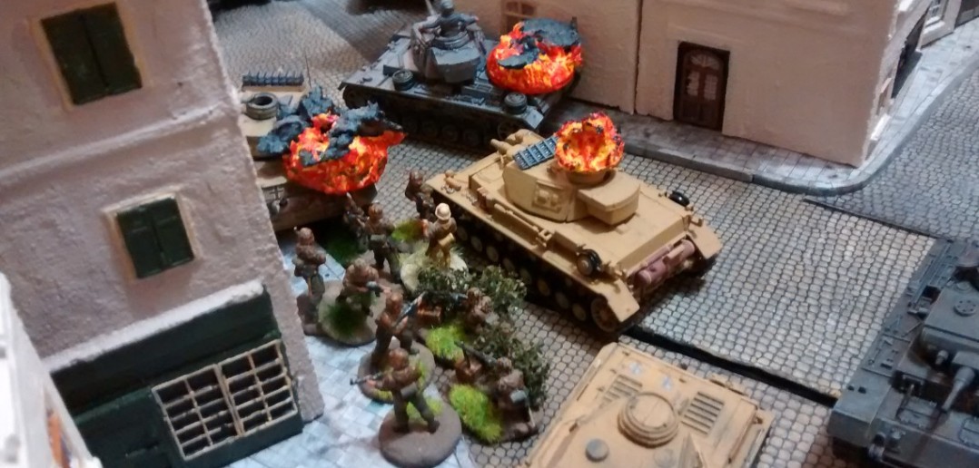 Die fünf Renault Char B1 im Zentrum schießen die deutschen Panzer zusammen. Mit der Parade vor der Präfektur wird es vorerst mal nichts werden.