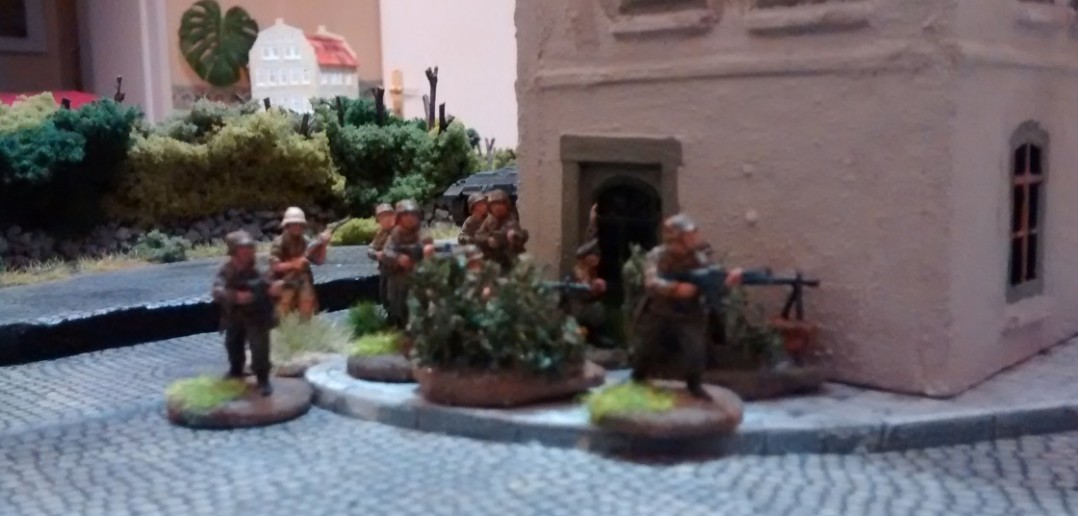 Die Infanterie des Spielers der deutschen Seite beginnt das Spiel.