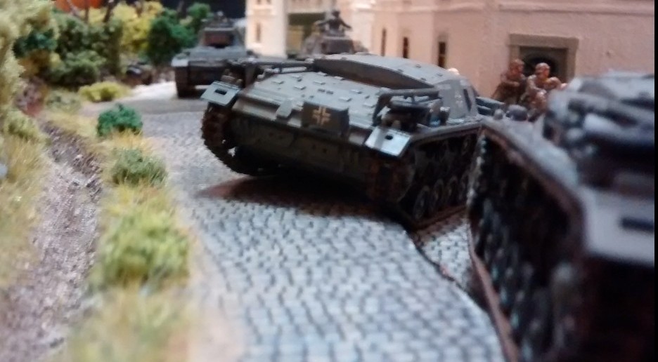 Die beiden StuG III unterstützen das Vorgehen der Infanterie.