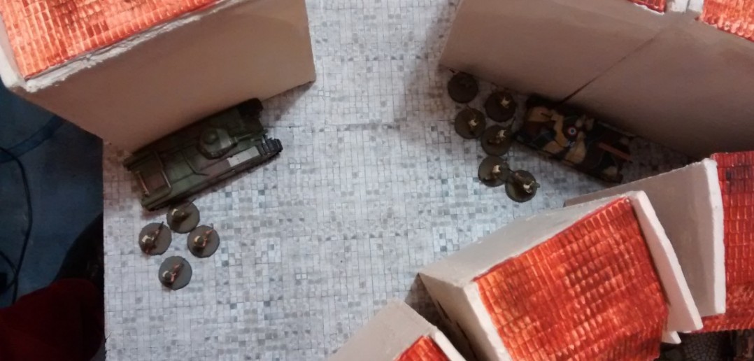 Auch in der Vorstadt: ein weiteres Widerstandsnest der französischen Armee: ein Renault Char B1, ein Somua S35 und ein 10er-Trupp Infanterie.