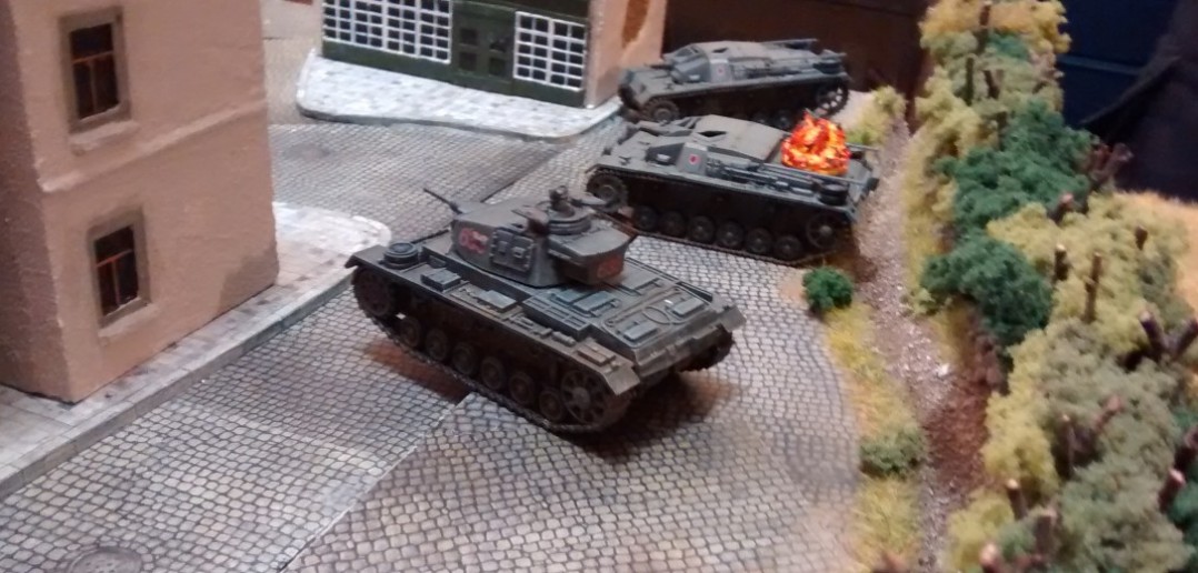 Die beiden Panzer aus dem Widerstandsnest erzielen erste Treffer, wobei sich die StuGs als zähe Brocken erweisen. Nur die 75-mm-Haubitze ABS-SA 35 des Char B1 kommt in den ersten Runden durch.