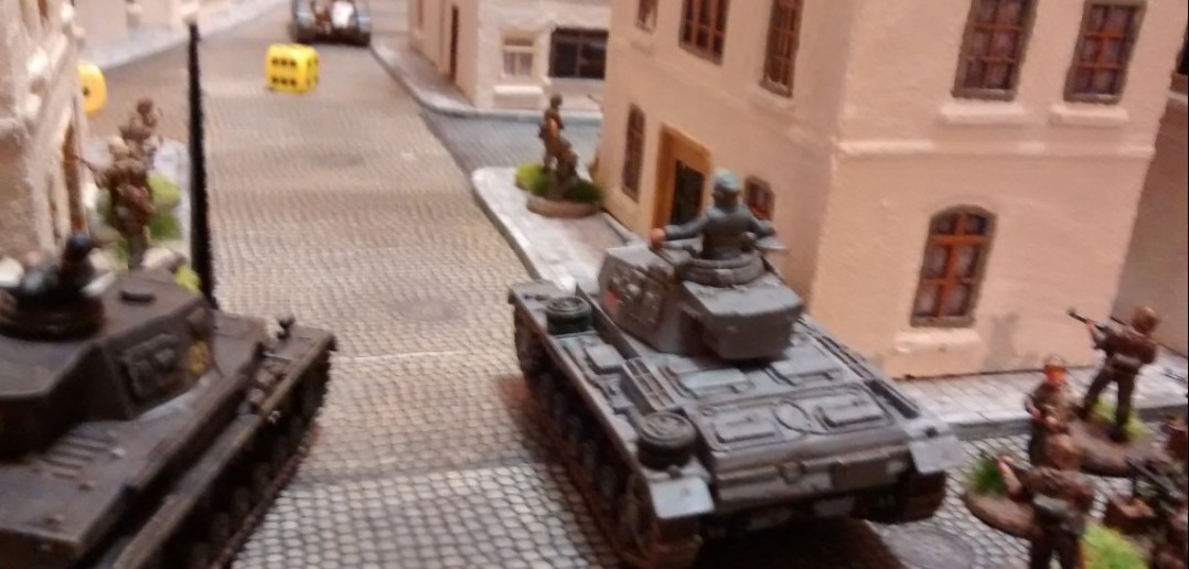 Im Zentrum ist der diensthabende General etwas frustriert. Seine Panzer III fungieren mehr als Heeresanklopfgerät. Die Panzer IV sind mit 2 Exemplaren nicht zahlreich genug, die Sperre zu durchbrechen.