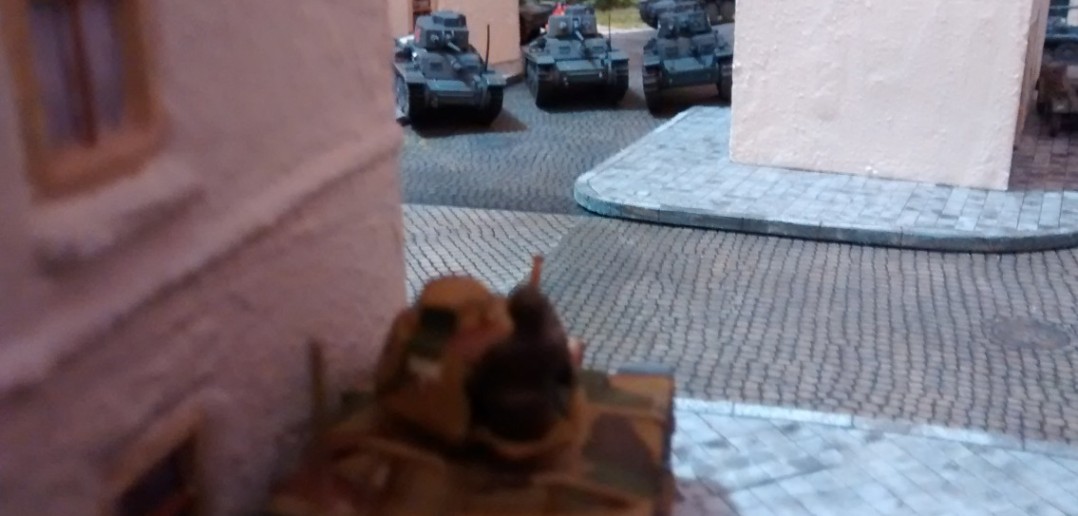 Aus sicherer Entferneung und aus der Deckung heraus nimmt ein Char B1 wieder die Panzer 38(t) unter Feuer.